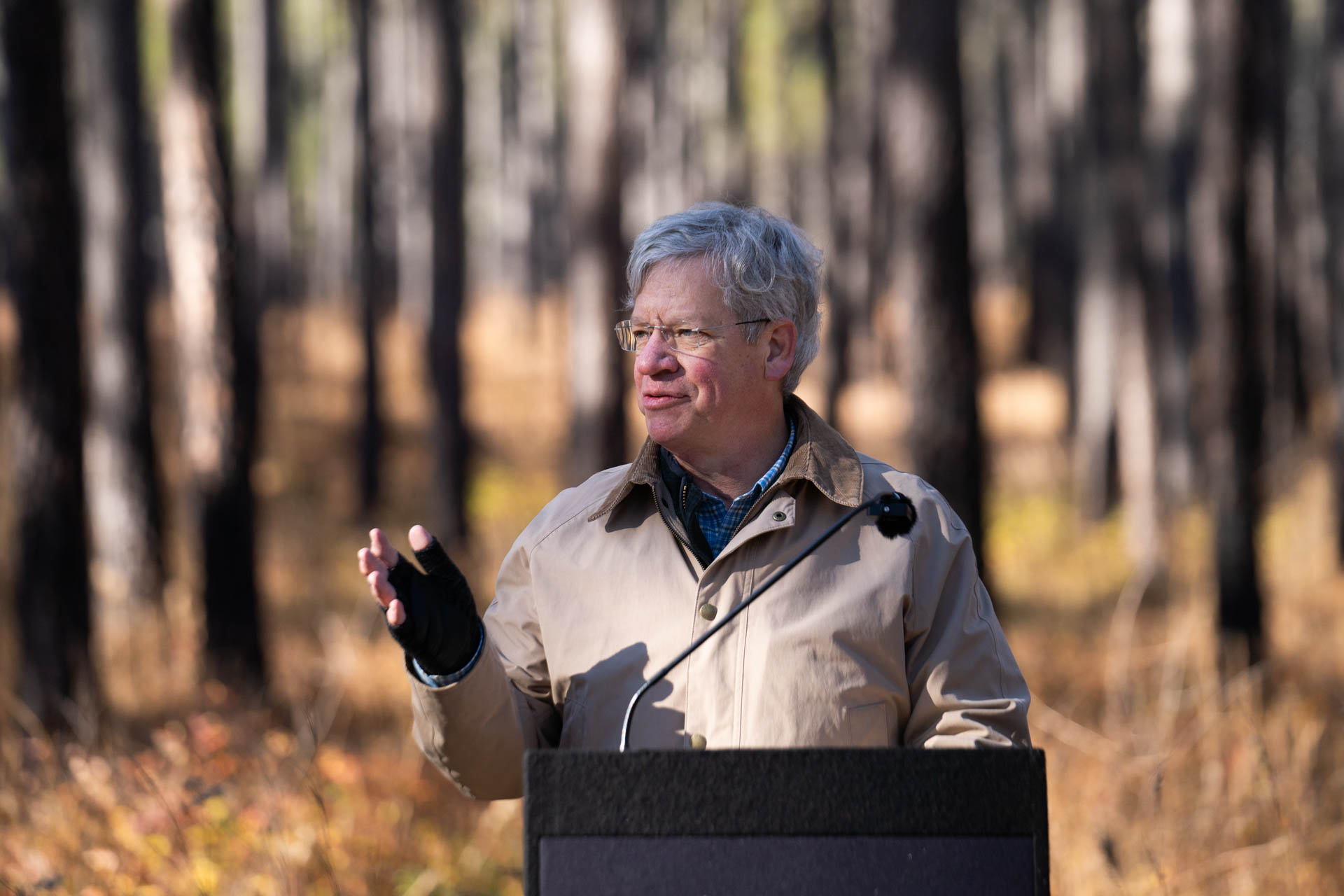 نائب مدير إدارة العلاقات العامة والإعلام، توم سميث، يُلقي كلمة.
