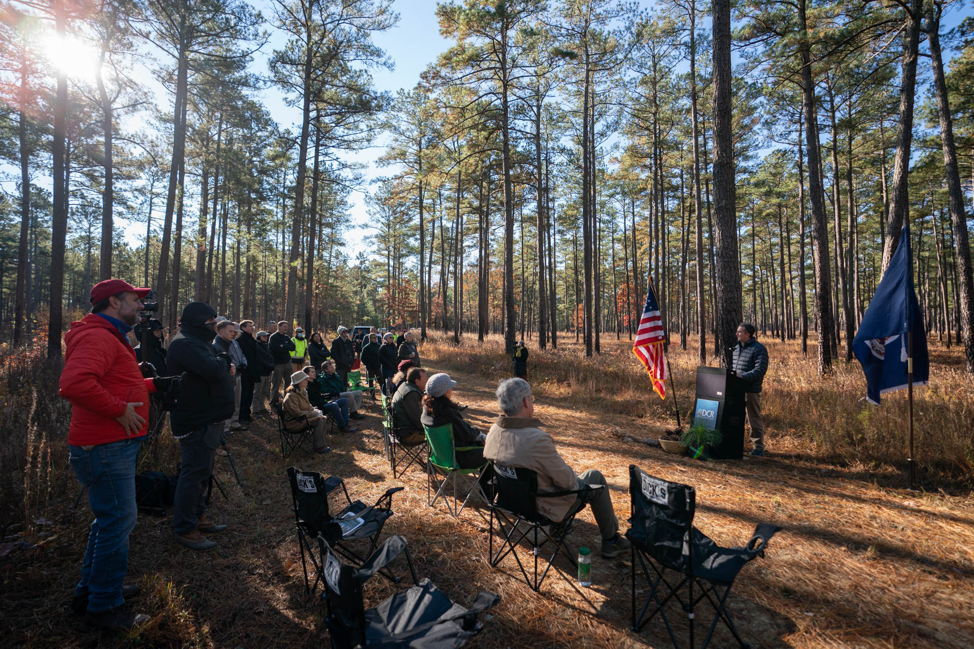 الحاكم نورثهام يلقي كلمة في حفل إهداء بايني جروف فلاتوودز في نوفمبر 23, 2021