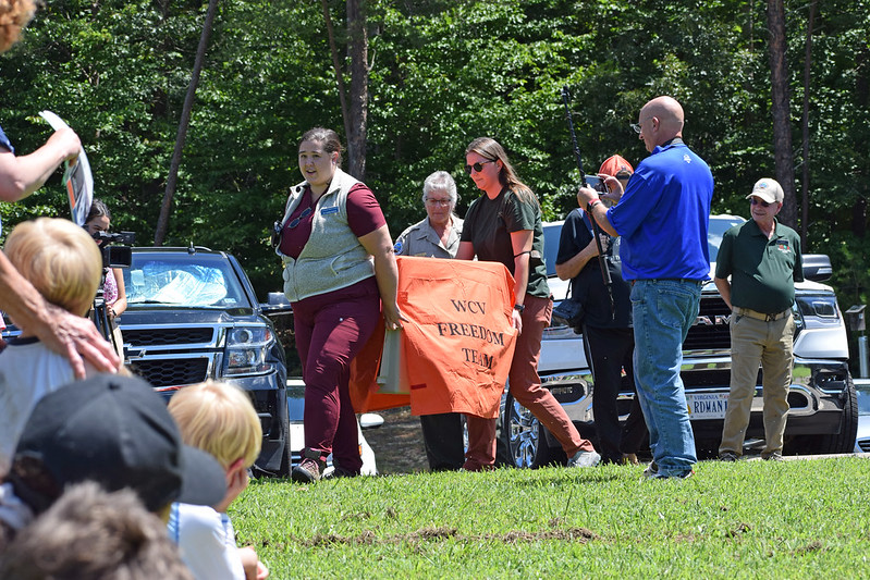 د. كارا بيرس وفريق العمل يخرجون الناقلة وبداخلها النسر.