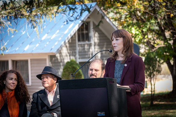 وزير الموارد الطبيعية والتاريخية ستيفاني تيلون