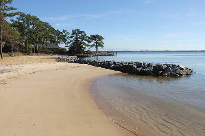 عازلة على طول الشاطئ