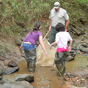في المجرى المائي في متنزه سايلور كريك باتلفيلد الحكومي