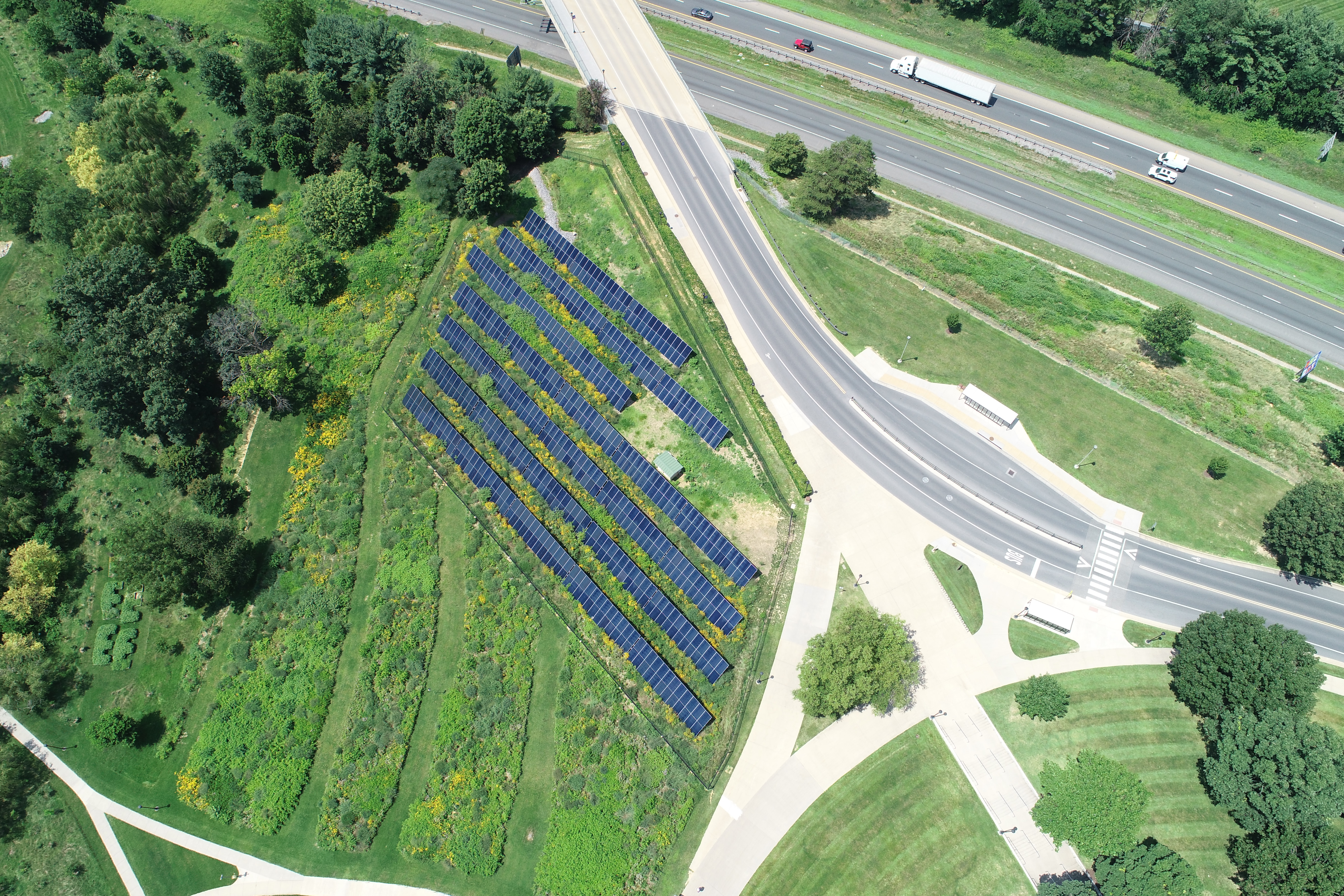 جامعة جيمس ماديسونبرغ (JMU) مرفق الطاقة الشمسية في الحرم الجامعي الشرقي على جانب التل في هاريسونبرغ، منظر جوي صورة منشأة جامعة JMU للطاقة الشمسية
