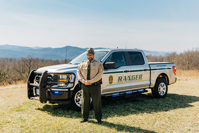 حارس إنفاذ القانون مع زائر المتنزه