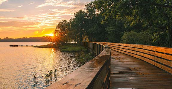 ممشى نهر هوبويل الصورة دانيال جونز.