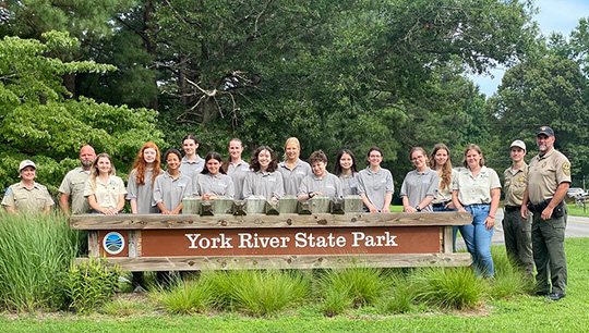 أعضاء مجلس تنسيق الشباب في متنزه نهر يورك الحكومي